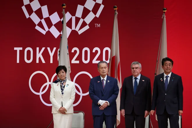 Juriko Kojke, županja Tokia, Joširo Mon, predsednik organizacijskega komiteja, Thomas Bach, predsednik Mok, in ministrski predsednik Šinzo Abe so se morali sprijazniti s preložitvijo OI. FOTO: AFP