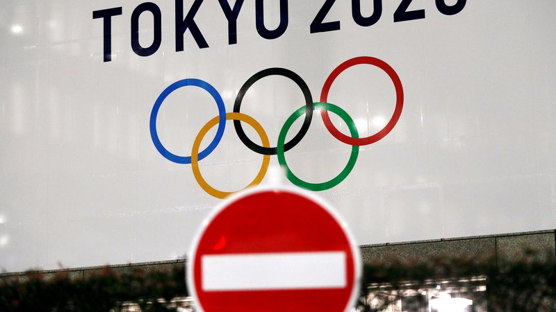 Fotografija: Simbolika je popolna: iger v Tokiu leto ne bo. FOTO: Reuters