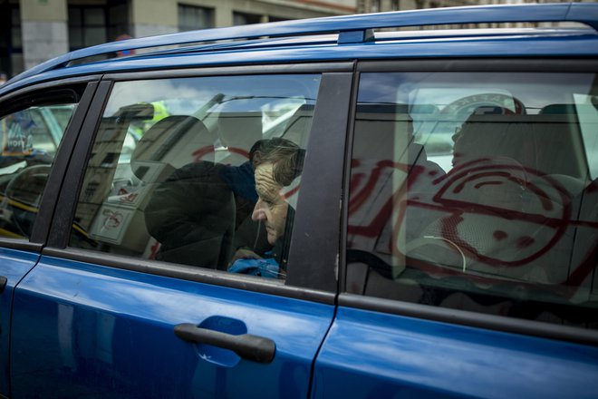 Srbski državljani so v avtomobilih pet dni in noči čakali v avtomobilih v okolici srbske ambasade, da bi jih Srbija sprejela nazaj v domovino. Foto: Voranc Vogel