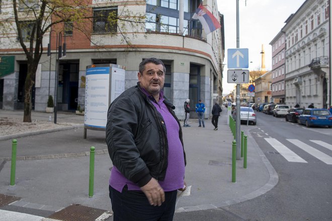 Šofer Andjelo Blešić, eden od več kot 400 srbskih državljanov, ki premražen čaka v Sloveniji. Foto: Voranc Vogel