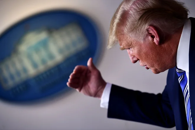 Predsednik Donald Trump med ponedeljkovo tiskovno konferenco. Foto Brendan Smialowski Afp