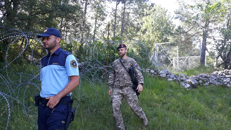 Fotografija: Južna meja bo zelo verjetno ostala zaprta tudi po koncu zdravstvene krize pri nas, ker se bo Slovenija želela izogniti »uvoza« virusa z Balkana, ki bo glede na ocene varnostnega tveganja novo žarišče bolezni. S pomladjo je pričakovan tudi pritisk migrantov. FOTO: Slovenska Vojska