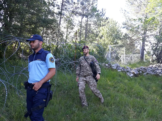 Južna meja bo zelo verjetno ostala zaprta tudi po koncu zdravstvene krize pri nas, ker se bo Slovenija želela izogniti &raquo;uvoza&laquo; virusa z Balkana, ki bo glede na ocene varnostnega tveganja novo žarišče bolezni. S pomladjo je pričakovan tudi pritisk migrantov. FOTO: Slovenska Vojska