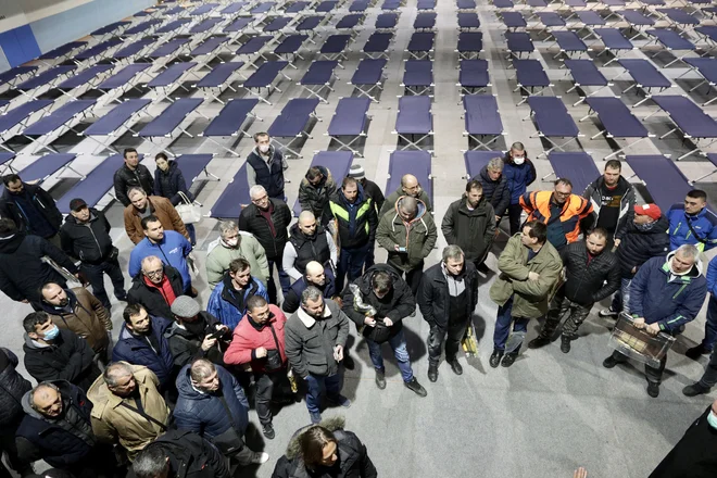 V športni dvorani Ježica v Ljubljani je vse pripravljeno za prenočitev srbskih državljanov, ki bodo po vsej verjetnosti jutri lahko odšli v Srbijo. Foto Voranc Vogel