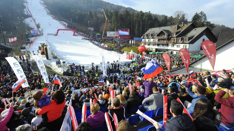 Fotografija: Značilna kulisa za Zlato lisico – zelena okolica, snežni jezik in polne tribune FOTO: Marko Pigac