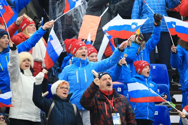Smučarke na Zlati lisici lahko vedno računajo na številčno podporo navijačev. FOTO: Tomi Lombar/Delo