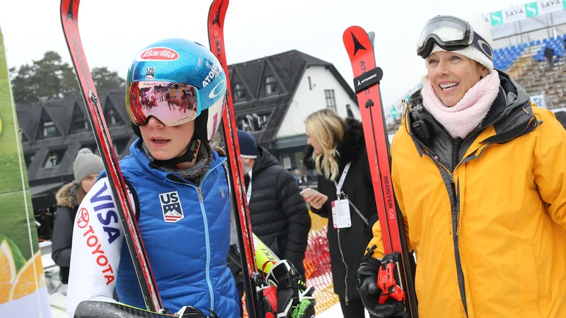 Fotografija: Mikaela Shiffrin je po preizkusu proge o vtisih debatirala z mamo Eileen. FOTO: Tomi Lombar/Delo