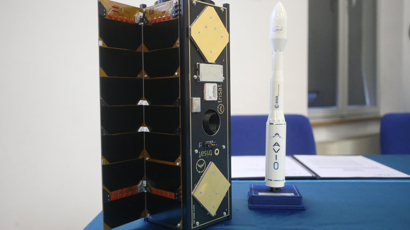 Fotografija: Prvi slovenski nanosatelit Trisat bo evropska nosilna raketa Vega predvidoma oktobra ponesla v orbito. FOTO: Tadej Regent/Delo