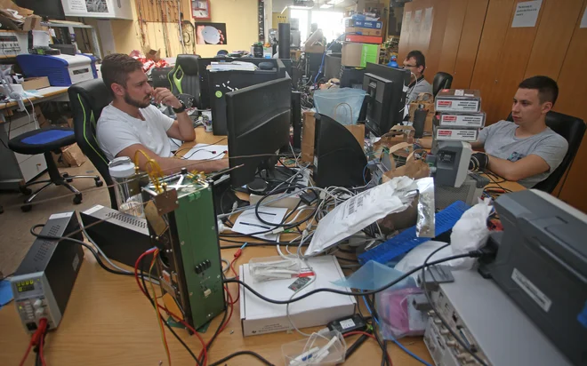 Kopija Trisata na delovni mizi v laboratoriju na mariborski univerzi. FOTO: Tadej Regent/Delo