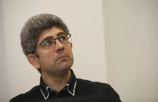 »S tem satelitom želimo predvsem strokovni javnosti pokazati, kako delujejo sistemi v praksi, saj je to pri preboju na trg, vreden 300 milijard evrov, kjer neradi kupujejo mačka v žaklju, ključno.«<br />
Tomaž Rotovnik, direktor podjetja SkyLa