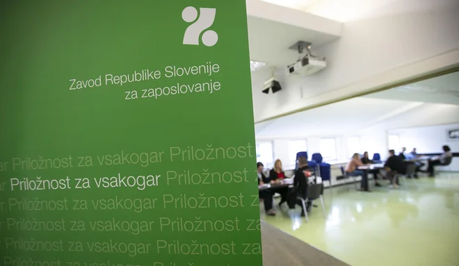 Zavod beleži nove prijave brezposelnih, dejanski učinek krize še pričakujejo. FOTO: Jože Suhadolnik
