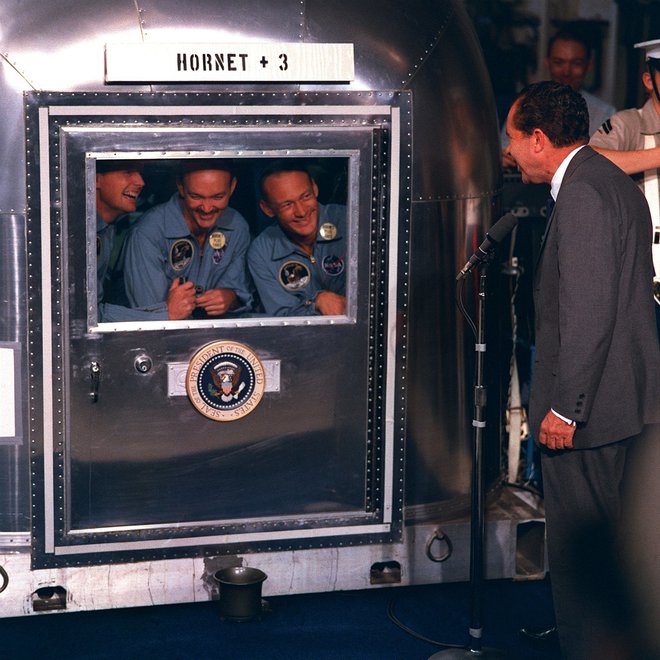 Posadko Apolla 11 v premični karanteni je obiskal predsednik Richard Nixon. FOTO: Nasa