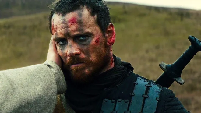 Tragedija <em>Macbeth</em> o ambiciji, umoru in krvavih rokah je morda nastala prav v času kuge. Prizor iz filma po tej škotski igri v režiji Justina Kurzla z Michaelom Fassbenderjem v glavni vlogi. Foto promocijsko gradivo
