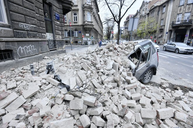 Zagreb je sinoči stresel nov potres z magnitudo 3,2, ki pa ni povzročil razdejanja, kakor ga je nedeljski (na fotografiji). FOTO: Boris Kovacev/Cropix 