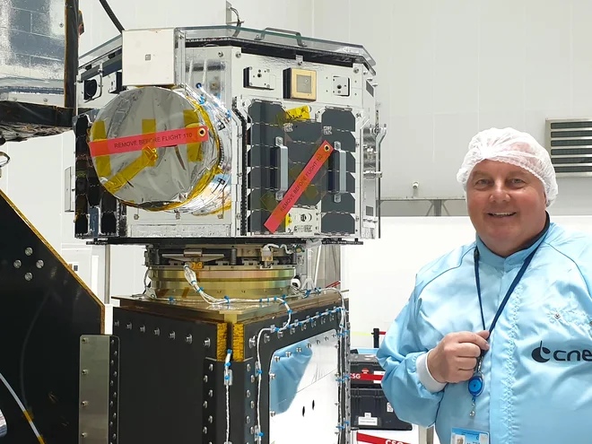 Tomaž Rodič je pojasnil, da je satelit zdaj pripravljen na čakanje na izstrelitev do 90 dni, v skrajnem primeru za obdobje 180 dni. FOTO: Vesolje-SI