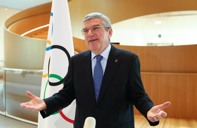 Prvi mož Moka Thomas Bach je moral na koncu popustiti pod pritiski svetovne športne javnosti in preložiti igre za leto dni. FOTO: Reuters