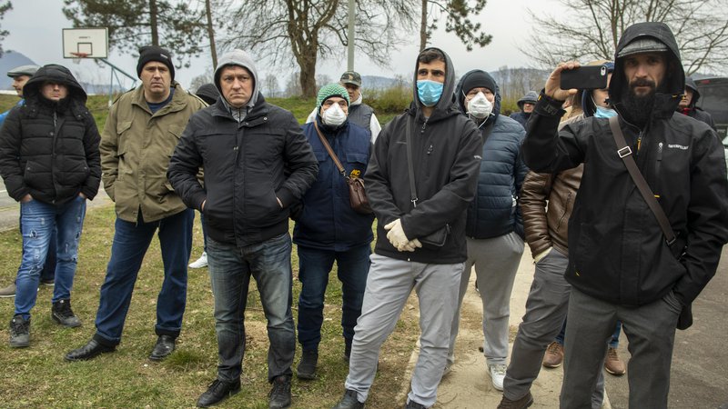 Fotografija: Na seznam za vrnitev v domovino se je v Sloveniji vpisalo več kot 220 srbskih državljanov, ki so zaradi koronavirusa izgubili delo v raznih evropskih državah, a jih Srbija ni sprejela domov. FOTO: Voranc Vogel/Delo