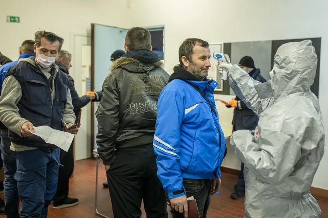 Sinoči so jih najprej zdravniško pregledali. FOTO: Voranc Vogel/Delo