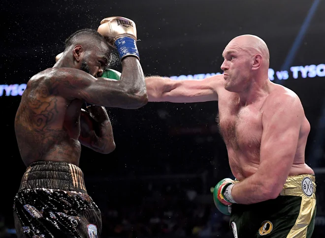 Britanski šampion Tyson Fury (desno) si je s prepričljivo zmago nad Američanom Deontayjem Wilderjem pred dobrim mesecem priboksal naslov svetovnega prvaka v težki kategoriji po različici WBC. FOTO: AFP