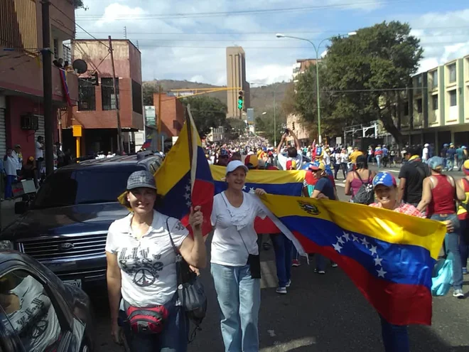 Vilma Pribac (Levo) in predsednica društva venezuelskih Slovencev Maria Voglar na shodu opozicije. Foto: osebni arhiv 