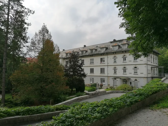 Psihiatrična bolnišnica Idrija deluje zaradi epidemije po spremenjenem programu in pacientom še naprej pomagajo. Foto Anja Intihar