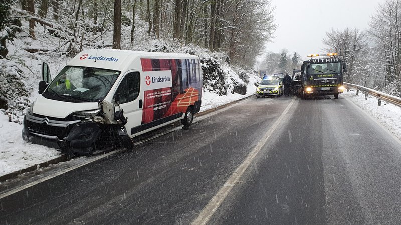 Fotografija: Zaradi snega na cesti se je danes zgodila prometna nesreča z materialno škodo in lažjimi poškodbami na cesti med Dravogradom in Mariborom. FOTO: PU Maribor