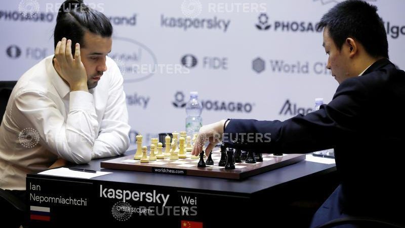 Fotografija: V Jekaterinburgu so prekinili kvalifikacijskih turnir osmih izzivalcev svetovnega prvaka v šahu Magnusa Carlsena. Po polovici turnirja je ob Francozu Maximu Vachier-Lagravu na vrhu Rus Jan Nepomnjaščij (levo). FOTO: Reuters