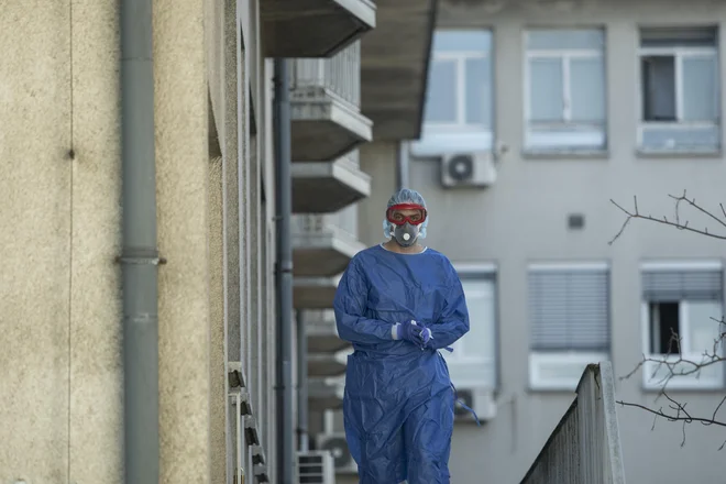 Tri stanovalce šmarskega doma so včeraj odpeljali v bolnišnico. Dve stanovalki, ki sta po okužbi s koronavirusom v šmarskem domu umrli, nista bili hospitalizirani. FOTO: Voranc Vogel/Delo