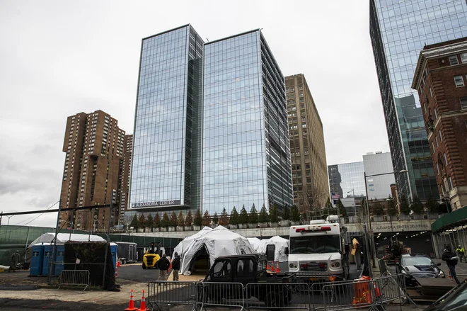 Zasilna mrtvašnica pred newyorško bolnišnico. FOTO: Eduardo Munoz Alvarez/AFP