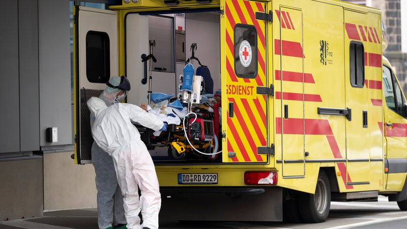 Fotografija: V Sloveniji je umrlo šest oseb, okuženih s sars-cov-2. FOTO: Matthias Rietschel/Reuters