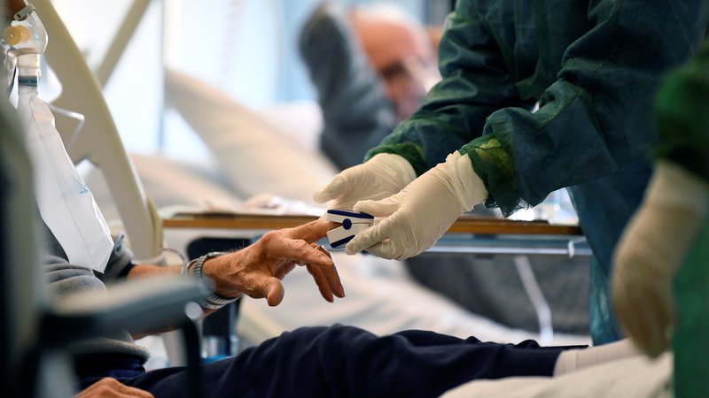 Fotografija: Medicinsko osebje v bolnišnici v Cremoni na severu Italije oskrbuje bolnika obolelega z novim koronavirusom. Foto: REUTERS/Flavio Lo Scalzo