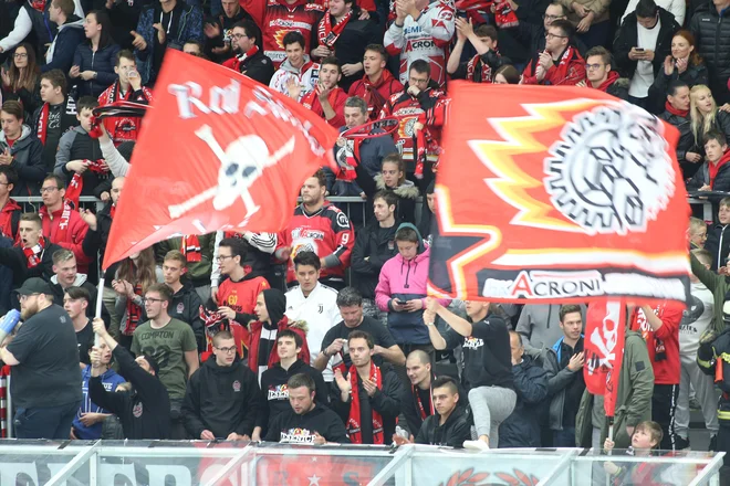 V Podmežaklo se je ob zadnjem nizu zmag vrnilo prepoznavno navijaško vzdušje. FOTO: Tomi Lombar/Delo