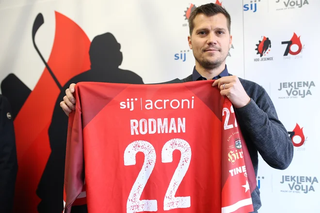 Marcel Rodman je vrsto let nosil dres s številko 22, zdaj opravlja naloge športnega direktorja železarjev. FOTO: Tomi Lombar/Delo