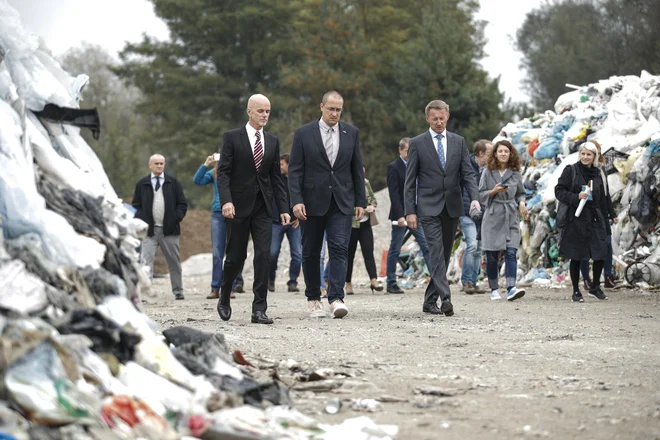 Kramžar, Leben in Sebastijan Zupanc, direktor zbornice komunalnega gospodarstva, med kupi plastičnih odpadkov na deponiji Barje. FOTO: Uroš Hočevar/Delo