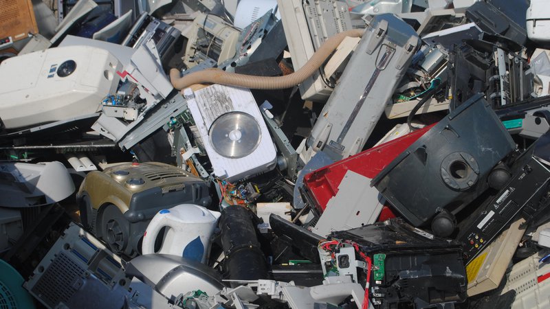 Fotografija: Polovico od 130.000 ton zbranih nevarnih odpadkov predstavlja odpadna e-oprema. FOTO: Reuters