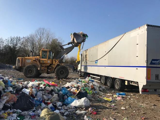 Kostak bo dva tedna vsak dan odpeljal po 160 ton odpadne embalaže. FOTO: Snaga
