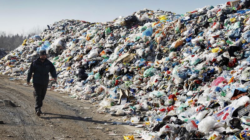 Fotografija: Stroški odstranitve odpadkov bodo menda znašali več kot milijon evrov. FOTO: Leon Vidic/Delo