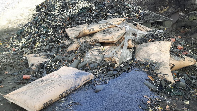 Fotografija: V Moravčah so odpadki zakopani na vodovarstvenem območju, kjer so tudi zajetja vode. FOTO: Ljudska iniciativa Moravče