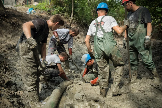 V požaru in gašenju je potok Tojnica umrl. FOTO: Uroš Hočevar/Delo