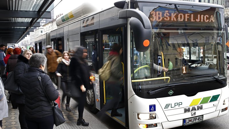 Fotografija: Med konci tedna je na mestnih avtobusih kar 90 odstotkov manj potnikov kot med tednom. FOTO: Blaž Samec/Delo