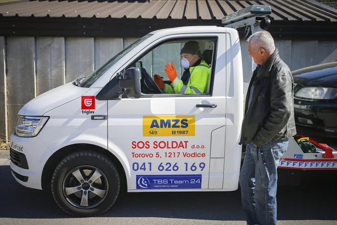 AMZS tudi v času epidemije posreduje na cesti, primerov pa je veliko manj kot v običajnih razmerah.<br />
Foto Jože Suhadolnik