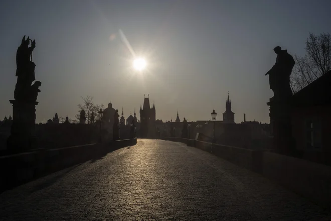 Usahnila je reka turistov, ki se je dolga leta valila po ozkih ulicah starega mesta, da bi se ustavila tudi na Karlovem mostu.<br />
FOTO: Reuters<br />
&nbsp;