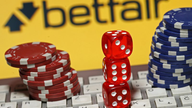 Fotografija: Tuje stavne hiše so ob pomanjkanju športnih tekmovanj vso pozornost usmerile v spletni kazino, ki je bolj nevaren in povzroča večjo odvisnost. FOTO: Reuters