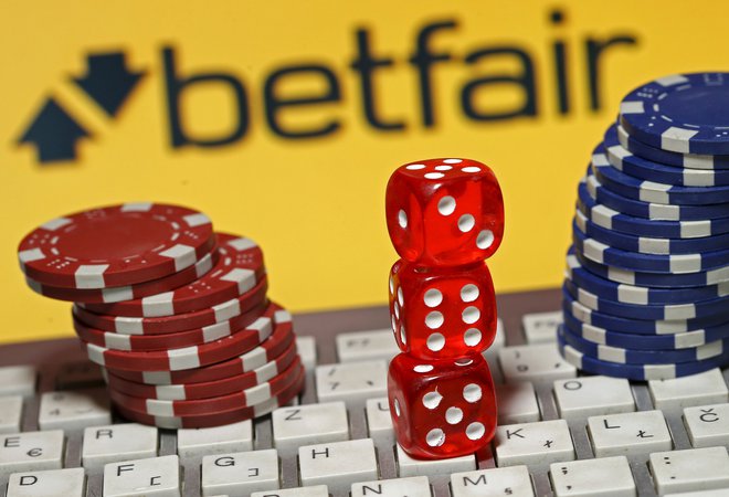 Tuje stavne hiše so ob pomanjkanju športnih tekmovanj vso pozornost usmerile v spletni kazino, ki je bolj nevaren in povzroča večjo odvisnost. FOTO: Reuters