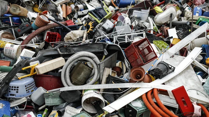 Fotografija: Od leta 1950 pa do danes smo na svetu proizvedli - in povečini odvrgli v naravo - 8 bilijonov ton plastičnih materialov. FOTO: Uroš Hočevar/Delo