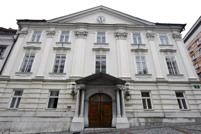 Slovenska akademija znanosti in umetnosti se zahvaljuje vsem, ki se trudijo zajeziti okužbo, skrbijo za bolne in rešujejo človeška življenja. Foto Aleš Černivec