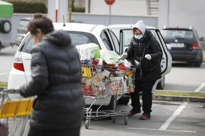 Vlada bo na današnji seji odločala o predlogih ukrepov za pomoč prizadetim zaradi epidemije koronavirusa. FOTO: Leon Vidic/Delo