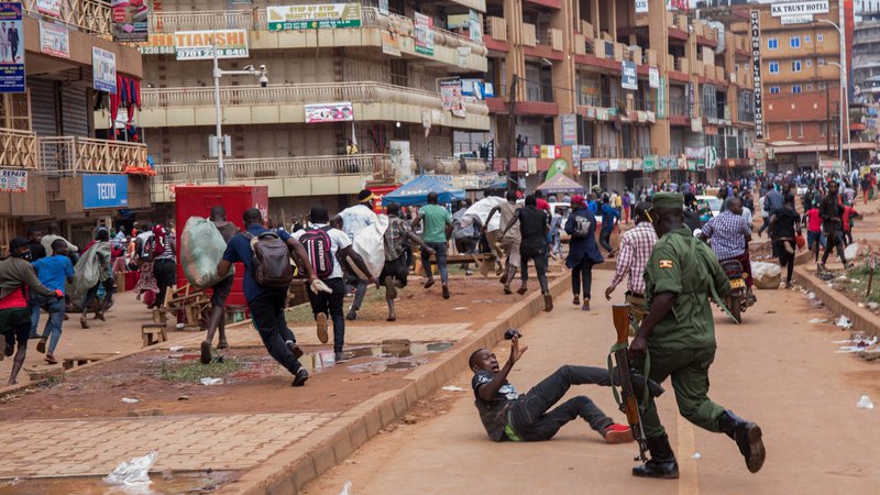 Fotografija: V Kampali, glavnem mestu Ugande, policisti preganjano ulične prodajalce, potem ko je ugandski predsednik javnosti napovedal 32 dnevno karanteno, da bi zajezil širjenje koronavirusa. Ugandski organi so identificirali 14 potrjenih primerov koronavirusa v državi. Zaprte so vse meje. FOTO: Badru Katumba/Afp
 