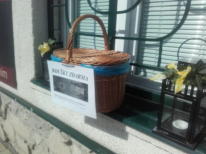 Neka vinoteka je takoj začela oglaševati, da je organizirala zbirališče zaščitnih mask ... prijazni obiskovalci jih lahko kot darilo obesijo na pripravljene kljuke pri okencu ali si jih zastonj vzamejo, iz ponudbe vinoteke pa lahko tudi kaj naročijo.