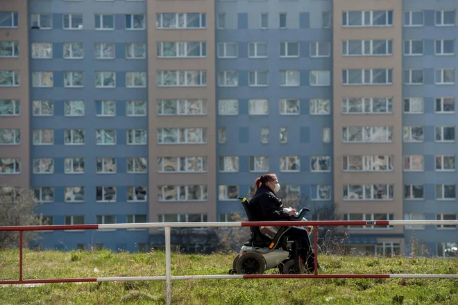 Na Češkem je prepovedano vsakršno združevanje večjih skupin od dveh oseb, oddaljenih med seboj dva metra. Izjema so le družine in skupine pri opravljanju nujnih poklicev.<br />
 